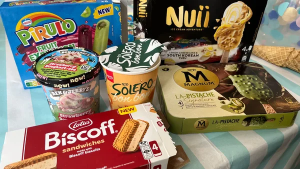 Sélection de glaces de différentes marques, présentées sur une nappe.