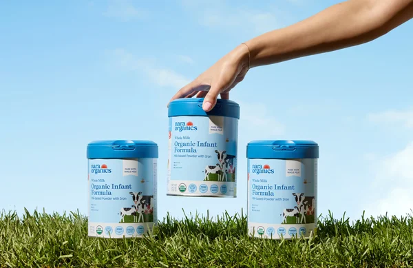 Produits Nara Organics présentés sur un fond d'herbe verte.