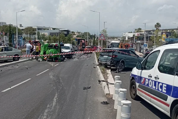 Périmètre de sécurité après le carambolage d'Antibes, un véhicule renversé au milieu de la chaussée.