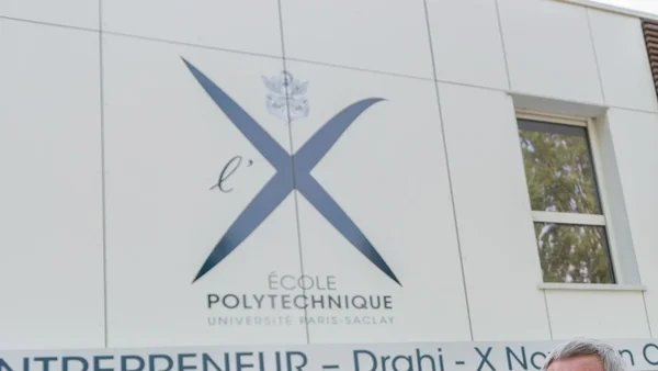 Façade de l'École Polytechnique, Université Paris-Saclay.