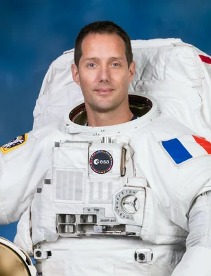 Portrait officiel de l'astronaute Thomas Pesquet en combinaison spatiale.