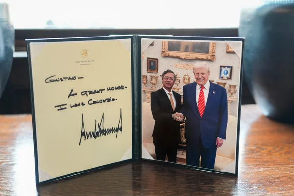 Cadre avec une note de Donald Trump à Gustavo Petro et une photo de leur poignée de main à la Maison-Blanche.