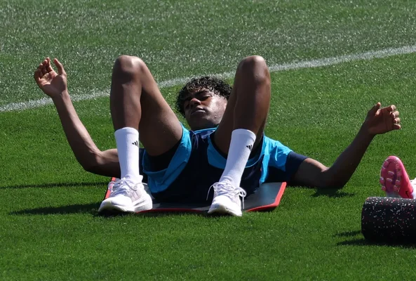 Lamine Yamal en pleine séance de préparation physique sur la pelouse d'entraînement.