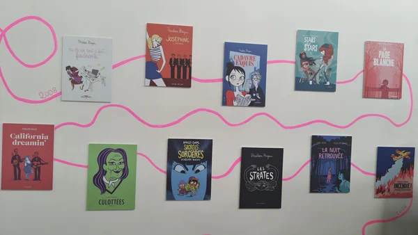 Frise chronologique des couvertures de bandes dessinées de Pénélope Bagieu, de 2008 à 2026, lors d'une exposition.