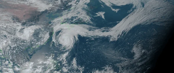 Image satellite d'un typhon au large de l'Asie de l'Est, montrant l'œil et les bandes nuageuses.
