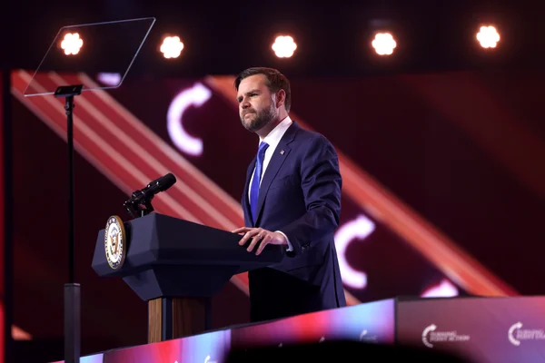 Le vice-président J. D. Vance s'exprimant lors de l'AmericaFest 2025 à Phoenix.