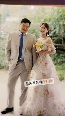 Ko Kyu Phil et Amin le jour de leur mariage, avec superposition de texte coréen.