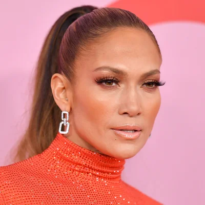 Jennifer Lopez en haut orange scintillant.