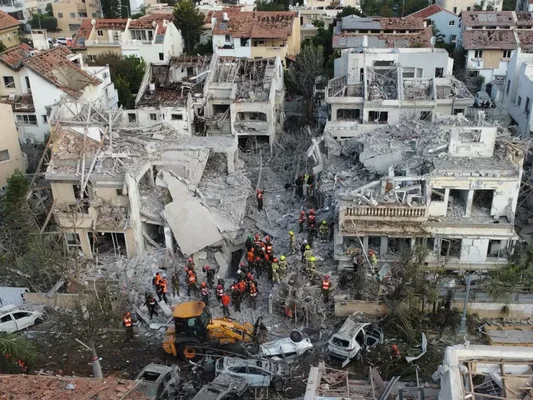 Des secouristes inspectent les décombres d'un quartier résidentiel touché par une frappe en Iran.