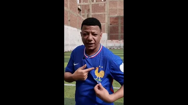 Kylian Mbappé aperçu à Stockholm portant un sweat du Real Madrid.