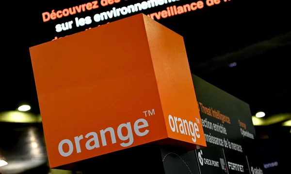 Stand Orange lors d'un salon professionnel, avec le logo emblématique de l'opérateur.