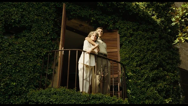 Roschdy Zem et Marina Foïs sur un balcon dans une scène du film « Moi qui t'aimais ».