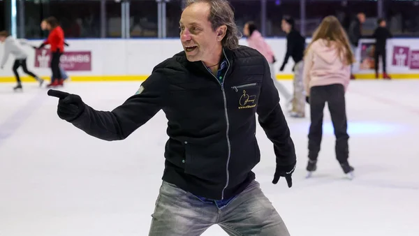 Philippe Candeloro, candidat à la présidence, patinant sur glace.