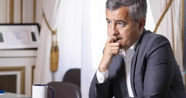Gérald Darmanin, ministre de la Justice, dans une pose réfléchie.
