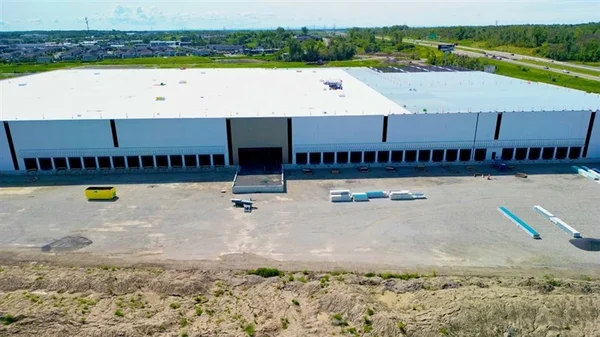 Le nouveau centre de distribution de Walmart en construction à Vaudreuil-Dorion, au Québec.
