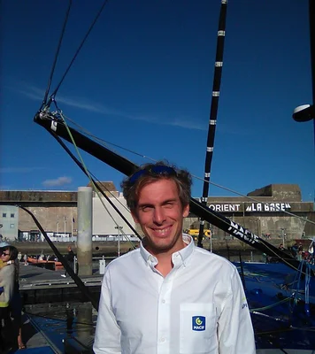 Charlie Dalin souriant devant son Imoca Macif au Défi Azimut 2023, à Lorient.