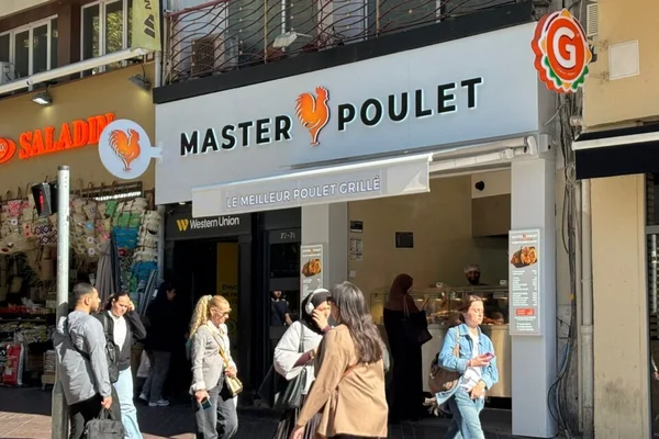 Façade d'un autre restaurant Master Poulet, vu de la rue.