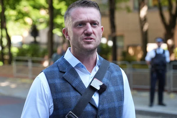 Tommy Robinson en présence d'un policier lors d'une arrestation.