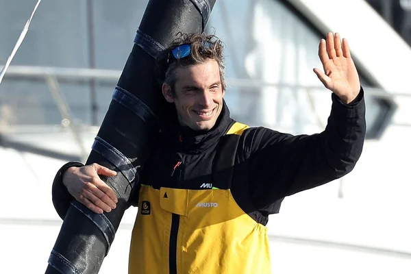 Charlie Dalin, marin de l'année 2025 et vainqueur du Vendée Globe, souriant sur le pont de son bateau.
