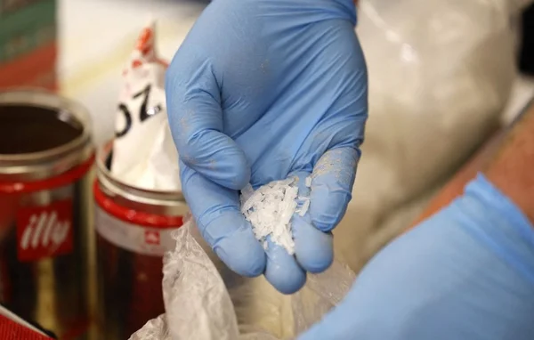 Le fourgon des suspects scellé par la justice après le démantèlement du laboratoire.