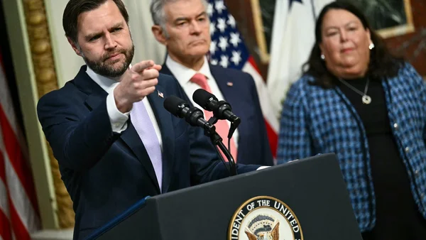 JD Vance au pupitre avec le sceau présidentiel, évoquant les options de Donald Trump pour empêcher l'Iran d'obtenir la bombe nucléaire.