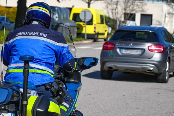Un gendarme motocycliste en intervention lors du démantèlement du réseau de vols de véhicules.