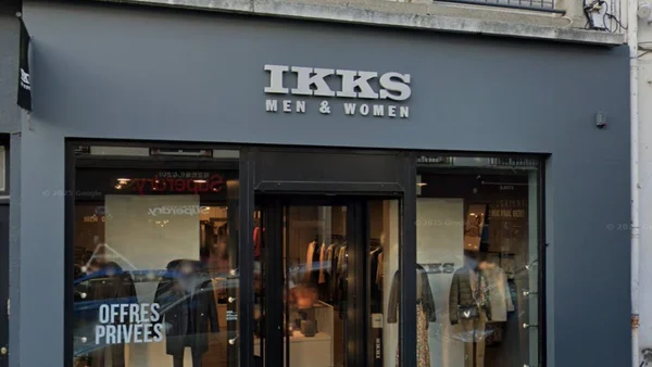 Devanture d'une boutique IKKS avec panneaux de soldes.