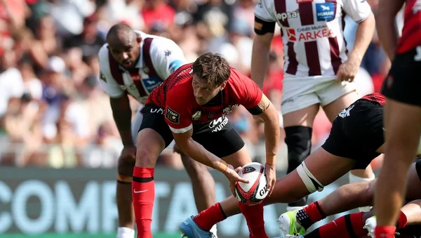 Joueur de Toulon protégeant le ballon face à un adversaire de l'UBB.