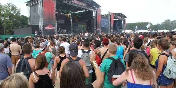 Public massé devant la scène principale de Garorock avant l'alerte orage.