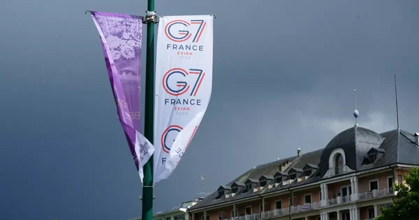 La bannière officielle du sommet du G7 à Évian-les-Bains, accrochée sur un mât.