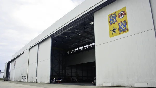 Hangar de l'escadron de transport ET 1/621 Touraine sur la base aérienne 123 d'Orléans-Bricy.