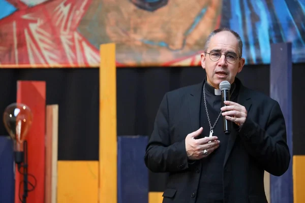 Mgr Matthieu Rougé s'exprimant lors d'une conférence ou d'un entretien.