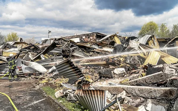 Scène de décombres après un incendie dans une discothèque en Allemagne, illustrant des dégâts similaires.