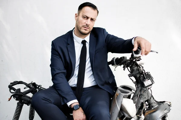 Sébastien Delogu posant sur une moto, portrait pour Libération.