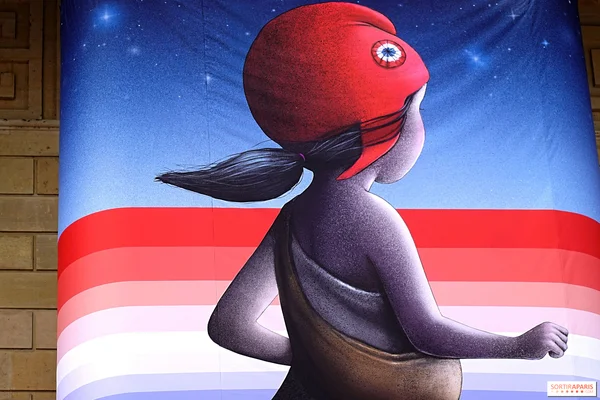 La fresque murale de Seth, Marianne rêve, installée sur la colonnade de l'Assemblée nationale.