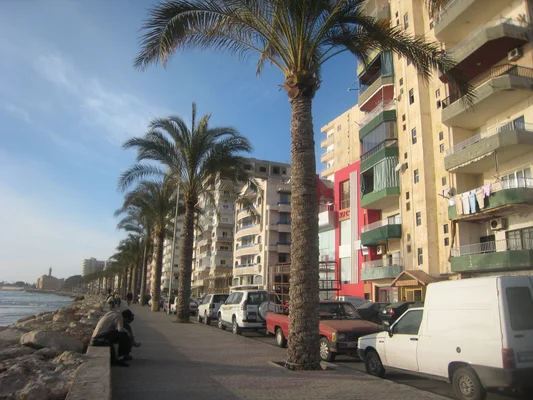 La corniche de Tyr, entre mer et urbanisation moderne.