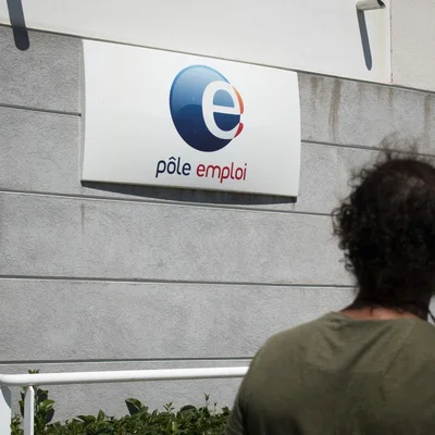 Personne devant un panneau Pôle emploi.