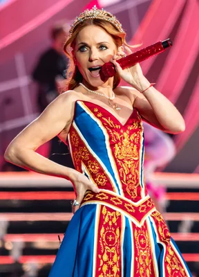 Geri Halliwell en tenue de scène spectaculaire lors d'un concert.