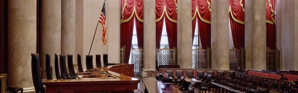 La salle d'audience de la Cour suprême des États-Unis, avec son décor solennel de marbre et de velours rouge.