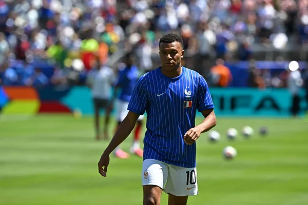 Kylian Mbappé marchant sur le terrain lors du match France-Sénégal.