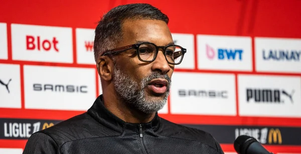 Habib Beye en conférence de presse, arborant les couleurs de l'OM.