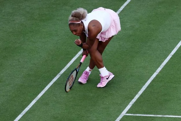 Serena Williams, émue ou fatiguée, sur le gazon du Queen's après son retour gagnant.