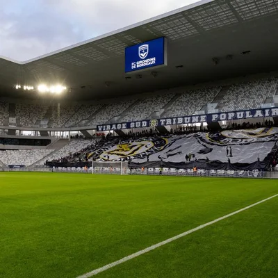 Ambiance dans le stade Matmut Atlantique avec un tifo des supporters girondins.