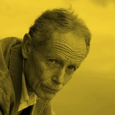 Erri De Luca en portrait monochrome jaune