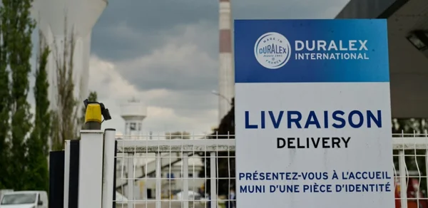Le panneau d'entrée de l'usine Duralex International, symbole de l'industrie verrière française.