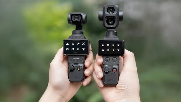 Deux DJI Osmo Pocket 4P présentées côte à côte, mettant en avant leur design à double caméra.