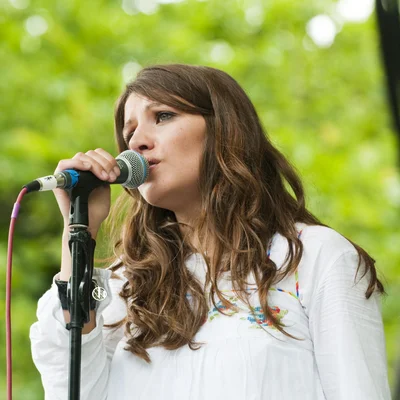 Coralie Clément interprétant ses chansons sur scène.