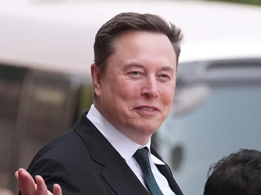 Elon Musk, dont la fortune pourrait atteindre mille milliards de dollars, photographié en extérieur.