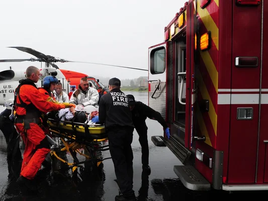 Évacuation médicale par hélicoptère MH-60 Jayhawk de la Garde côtière à Kodiak, Alaska.