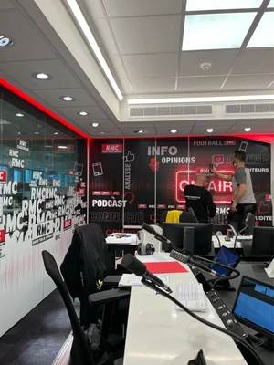 Le studio rénové de RMC Info Talk Sport, équipé pour la production de podcasts et d'émissions radio.